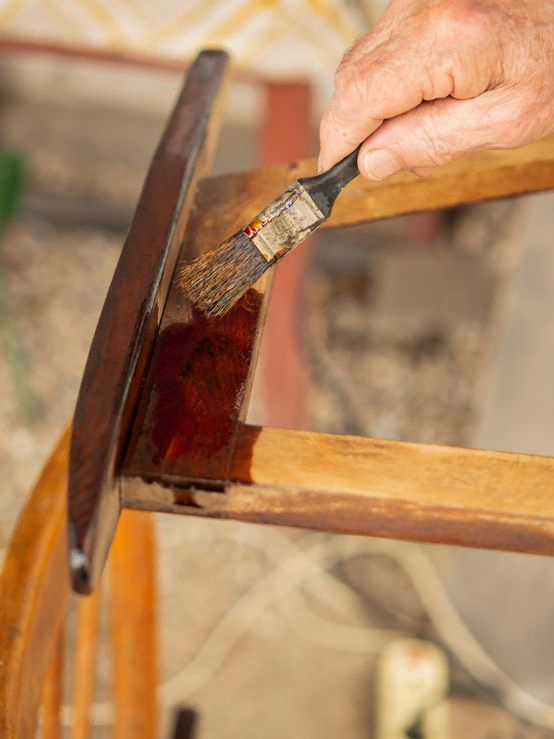 Barnizando mueble de madera